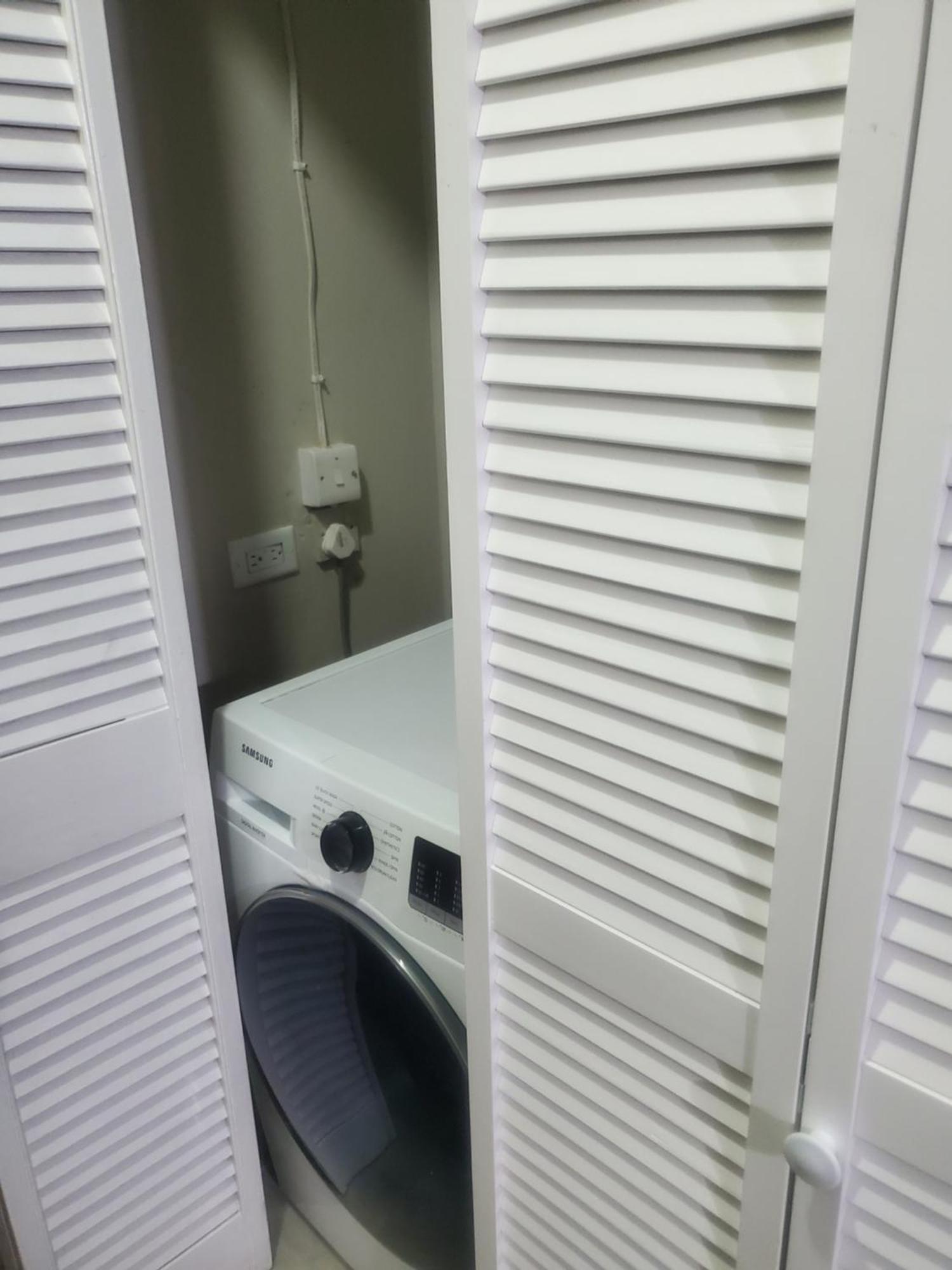 Modern Apartment At The Worthington Kingston Phòng bức ảnh